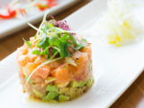 Pourquoi le tartare de saumon et d’avocat à la coriandre est le plat dont tout le monde parle