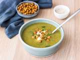 Soupe anti-gaspi aux légumes verts, fromage frais et pois chiches grillés