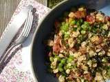 Salade de petits pois à la coriandre, mimolette et noisettes grillées