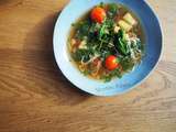 Soupe vietnamienne aigre-douce aux légumes divers et variés
