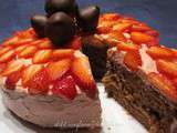 Gâteau éponge au chocolat et glaçage aux fraises