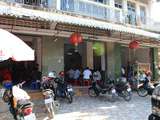 Escapade gourmande à Battambang, S01-E09 – La maison aux trois compartiments chinois et ses kuy-teav au canard