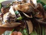 Pour le plaisir : Moules cambodgiennes sautées au tamarin mûr (គ្រំឆាអំពិលទុំ)