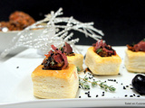 Apéritif, Mini bouchées carrées feuilletées en sauce tomate olives et graines de nigelle