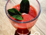 Boisson jus détox fraises / pastèque menthe et poudre du fruit du graviola corossol
