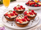 Coupelles tulipe choco avec de la chantilly, du chocolat et des fraises + framboises