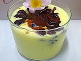 Crème anglaise avec de la confiture d'aubépine et des baies rouges