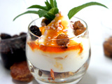 Dessert : mousse mascarpone avec des mûres et des prunes