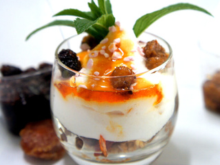 Dessert : mousse mascarpone avec des mûres et des prunes
