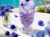 Infusion glacée de fleurs de bleuet séchées