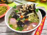 Soupe asiatique aux légumes, nouilles et saucisses