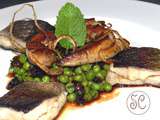 Filet de truite , foie gras de canard , tartare de petits pois à la menthe , tomate confite et jus d'oignon