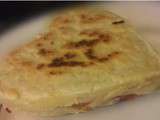 Pancake  sandwich  coeur, au jambon cru et fromage ail et fines herbes
