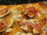 Pizza aux figues, gorgonzola, jambon cru, miel et thym (Italie)