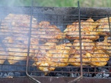 Poulet épicé au cumin et à la coriandre grillé au barbecue (cuisine marocaine)