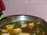 Soupe de poulet aux boulettes de pain azyme (knaidlach) seder Rosh Hachana