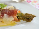 Asperges vertes au jambon de Parme, sauce parmesan