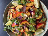 Salade de nouilles au poulet, nectarines & sauce cacahuète
