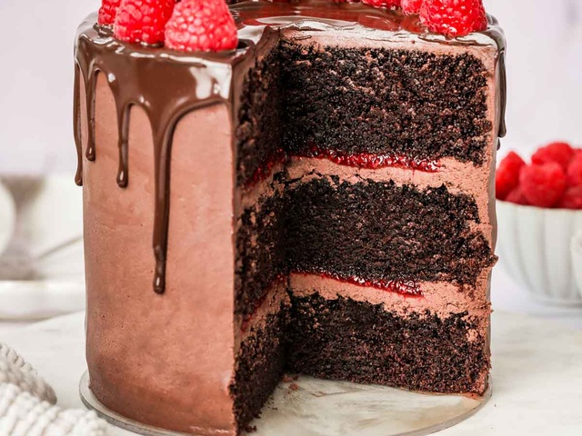 Layer cake chocolat blanc et fruits rouges - Empreinte Sucrée