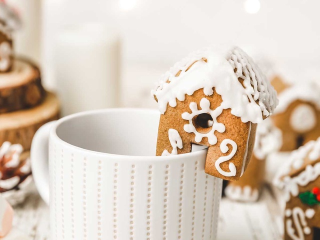 Biscuits de Noël aux Épices Gingerbread - Sweetly Cakes