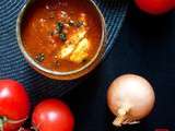 Soupe à la tomate et à l’oignon avec son oeuf à l’intérieur