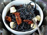 Spaghetti noirs à l’encre de seiche, tomates séchées et chèvre