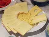 Combien de fromage à raclette par personne : tout ce que vous devez savoir