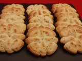 Biscuits aux noisettes. Une recette de petits sablés tendres réalisés à la presse