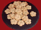 Biscuits pistache. Une recette de petits sablés moelleux réalisés à la presse