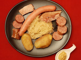 Choucroute Alsacienne. Une recette maison avec chou cru, saucisses et pommes de terre