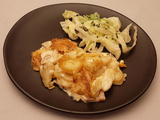 Tartiflette savoyarde traditionnelle avec pommes de terre, lardons, oignons et reblochon