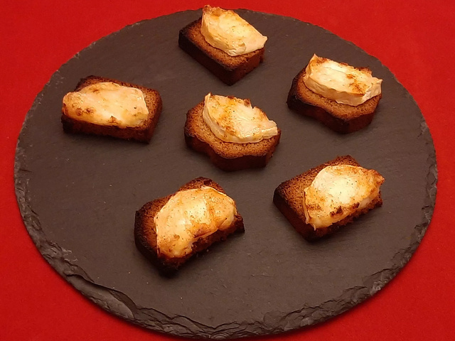 Toast de pain d'épices à la grenade et au fromage frais