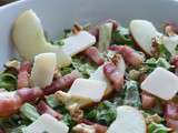 Salade sucrée-salée : laitue, pommes, lardons, sauce légère au yaourt