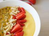 Smoothie bowl à la purée de mangue onctueuse, fruit de la passion, fraises et amandes