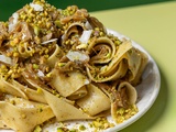 Pappardelles aux oignons caramélisés & pesto de pistaches