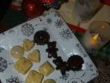 Chocolats de Noël : chocolat blanc, feuilleté et orange confite /chocolat noir, feuilleté et cerise confite