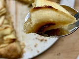 Tarte Rustique aux Pommes Fondantes et Pâte Biscuitée à Savourer sous le Soleil de Novembre Cannois