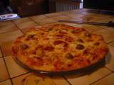 Pizza aux tomates fraîches, à la mozzarella, et au jambon