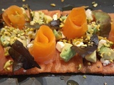 Carpaccio de pastèque au saumon, avocat et ses pistaches torrefiées
