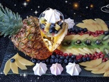 Découpe originale d'ananas pour plateau festif de fruits