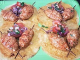 Keftas de poulet sur tortillas et son accompagnement de tomates et oignons rouges en vinaigrette