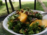 Salade de kale, pêche et pacane au thym frais et à l'érable