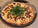 Pizza blanche aux champignons de Paris, huile de truffe et roquette