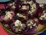 Oignons rouges caramélisés qui deviennent violet, thé des jardin et fromage de chèvre frais