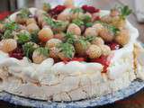 Pavlova cerises et fraises blanches pour les 18 ans officiels