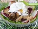 Salade de pissenlits, cœurs de poulet et œufs pochés