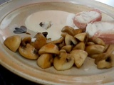 Roti de lotte aux champignons avec sauce au roquefort