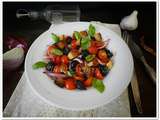 Salade aux tomates cerises, olives, basilic et croûtons aillés