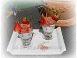 Verrines de yaourt brassé, céréales aux fruits rouges et fraises