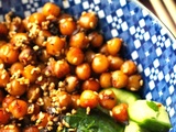 Pois chiches piquants, riz gluant et salade acidulée de concombre